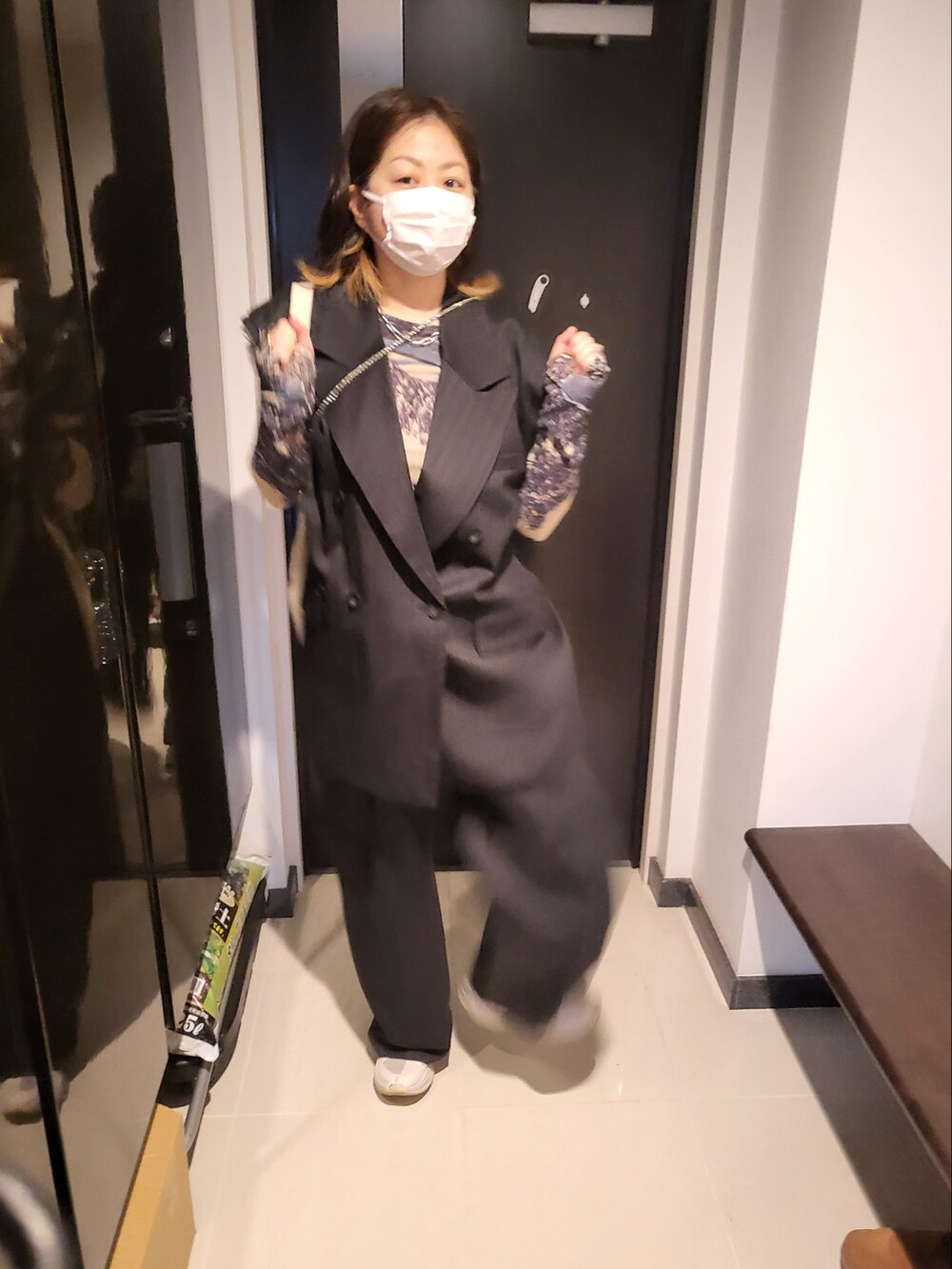 ブラック系のスラックス、ベージュ系のTシャツ/カットソー、ブラック系のその他アウターを着用したレディースの春コーディネートの2枚目の写真