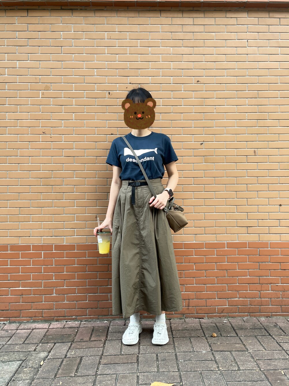 グリーン系のスカート、ブルー系のトップス、シルバー系のサンダルを着用したレディースの秋コーディネートの2枚目の写真