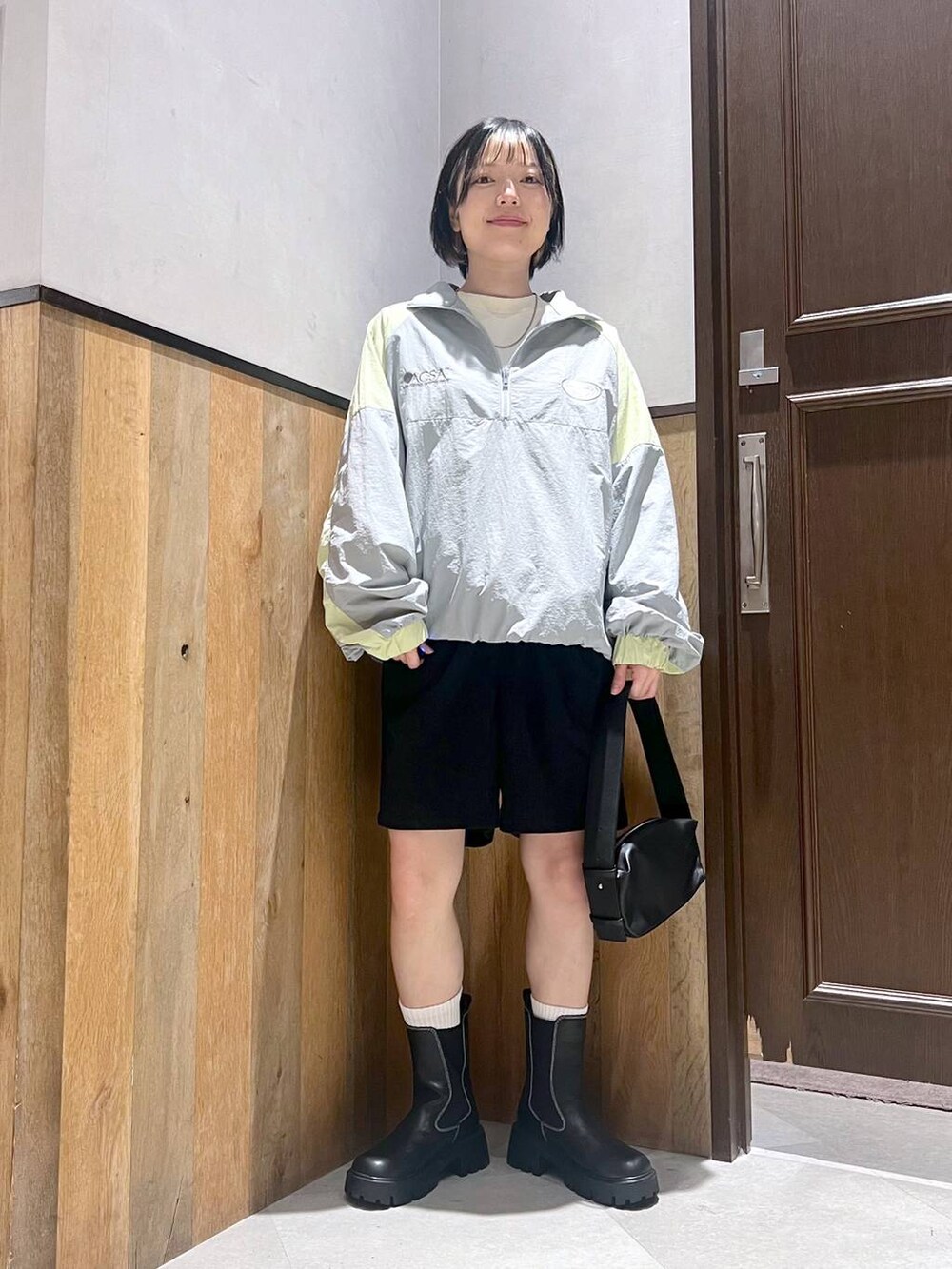 ブラック系のブーツ、グレー系のスウェット、ホワイト系のスウェットを着用したレディースの秋コーディネートの4枚目の写真