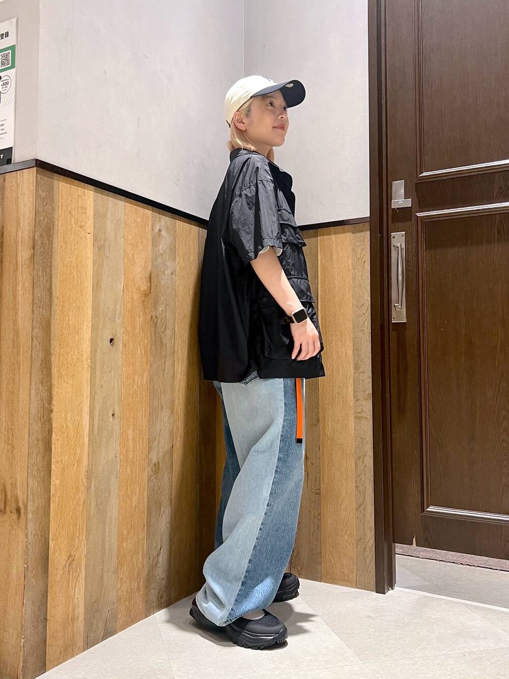 ブラック系のスニーカー、ブルー系のデニムパンツ、ブラック系のシャツ/ブラウスを着用したレディースの夏コーディネートの7枚目の写真