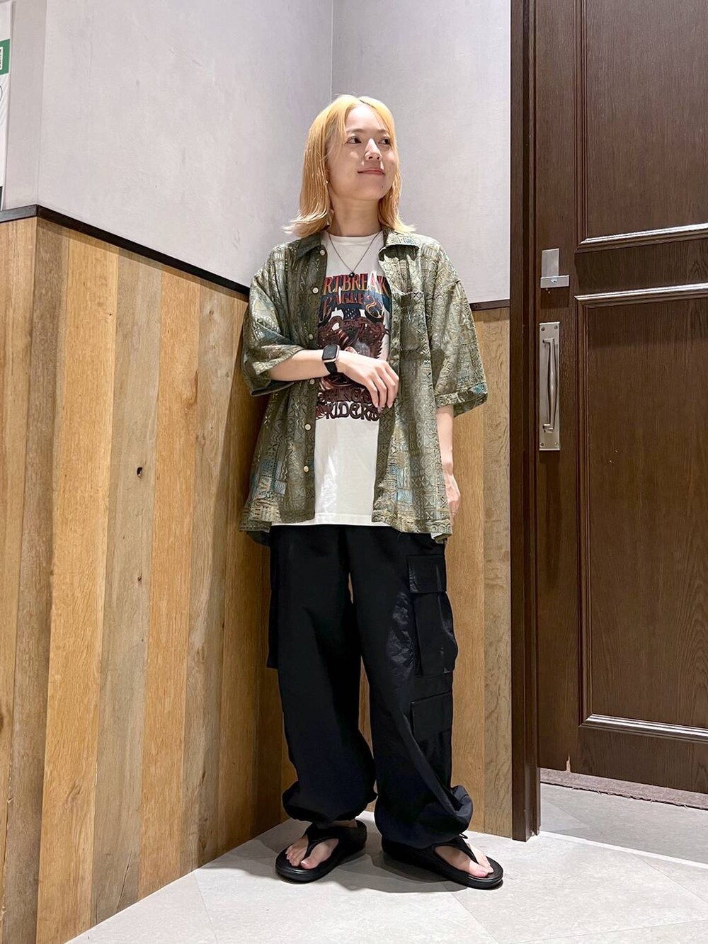 ブラック系のサンダル、グリーン系のシャツ/ブラウス、ブラック系のカーゴパンツを着用したレディースの夏コーディネートの4枚目の写真