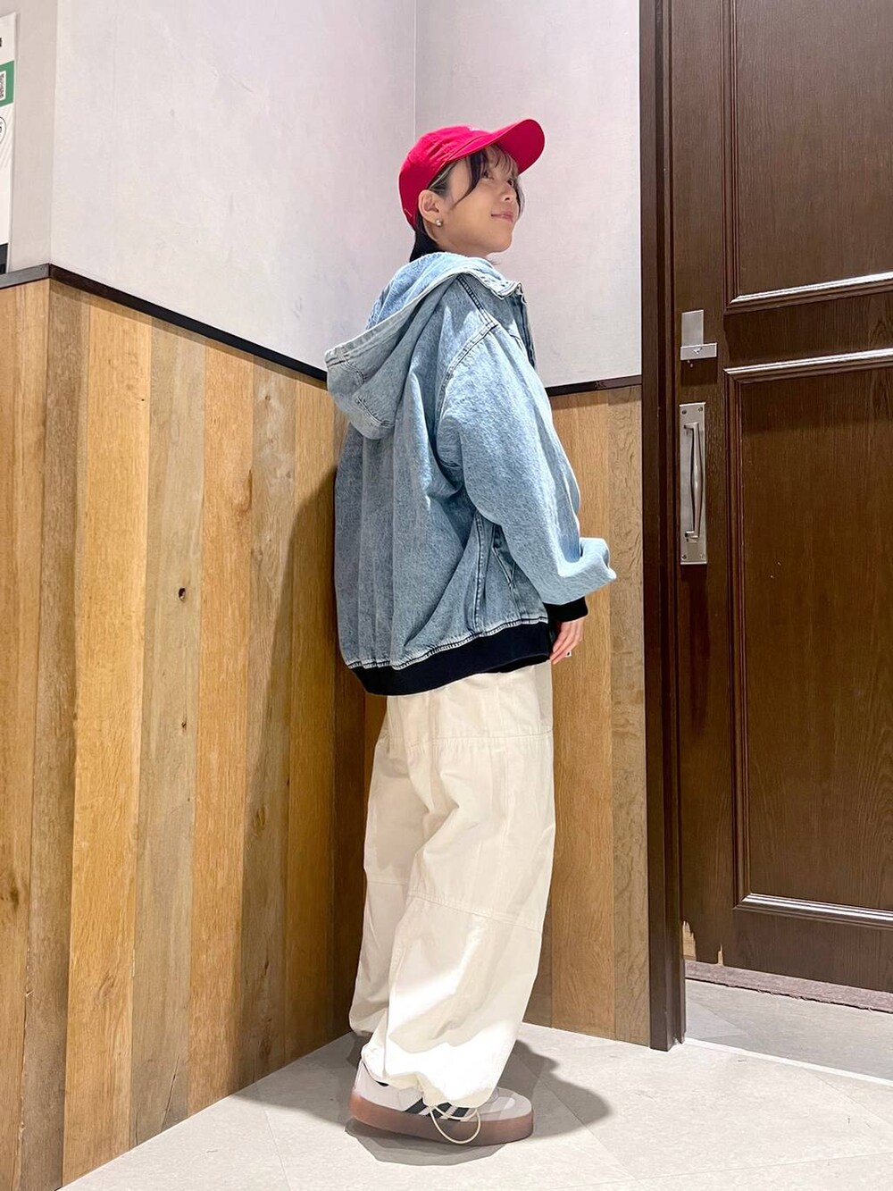 ブルー系のブルゾン、ホワイト系のカーゴパンツ、ホワイト系のTシャツ/カットソーを着用したレディースの秋コーディネートの5枚目の写真