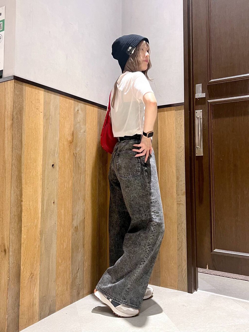 ホワイト系のTシャツ/カットソー、ブラック系のキャミソール、グレー系のデニムパンツを着用したレディースの夏コーディネートの3枚目の写真