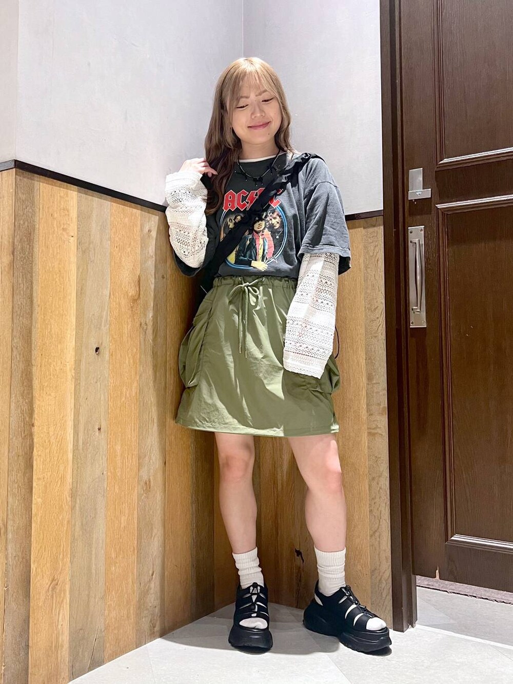 その他のTシャツ/カットソー、ブラック系のショルダーバッグ、ブラック系のサンダルを着用したレディースの夏コーディネートの2枚目の写真