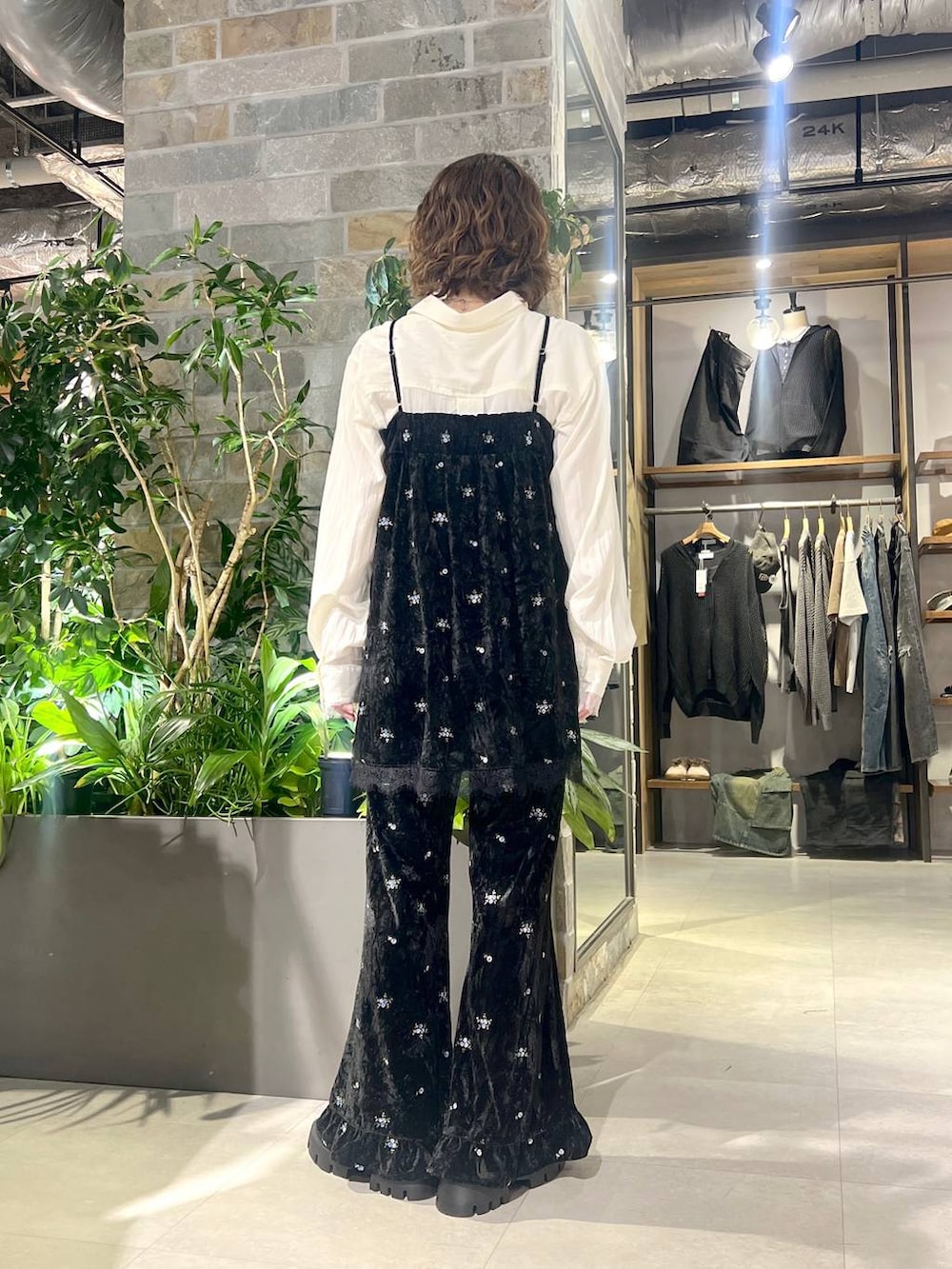 ホワイト系のシャツ/ブラウス、ブラック系のその他パンツ、ブラック系のチュニックを着用したレディースの秋コーディネートの5枚目の写真