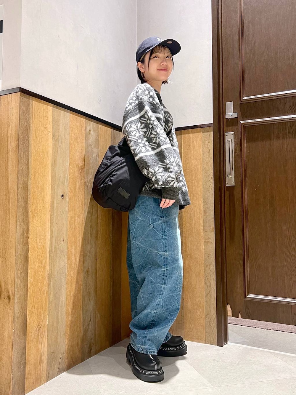 ブラック系のショルダーバッグ、ブラック系のブルゾン、ブラック系のローファーを着用したレディースの秋コーディネートの2枚目の写真