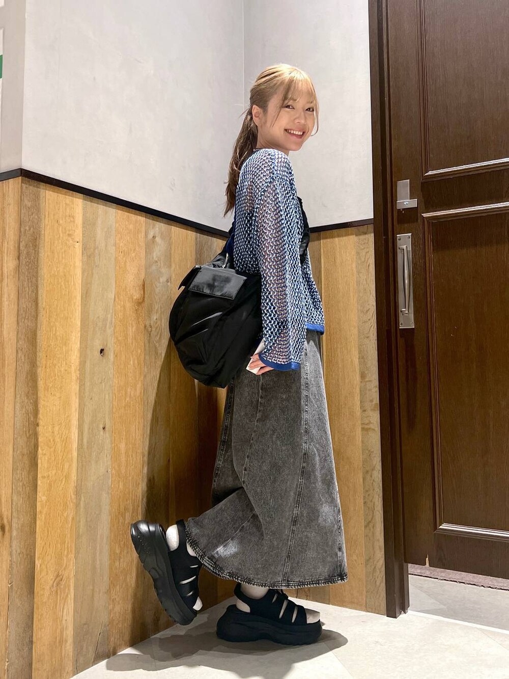 ブラック系のショルダーバッグ、ブラック系のワンピース、ブラック系のサンダルを着用したレディースの夏コーディネートの3枚目の写真