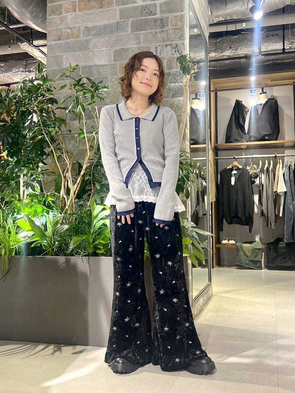 ホワイト系のTシャツ/カットソー、グレー系のカーディガン/ボレロ、ブラック系のその他パンツを着用したレディースの秋コーディネートの2枚目の写真