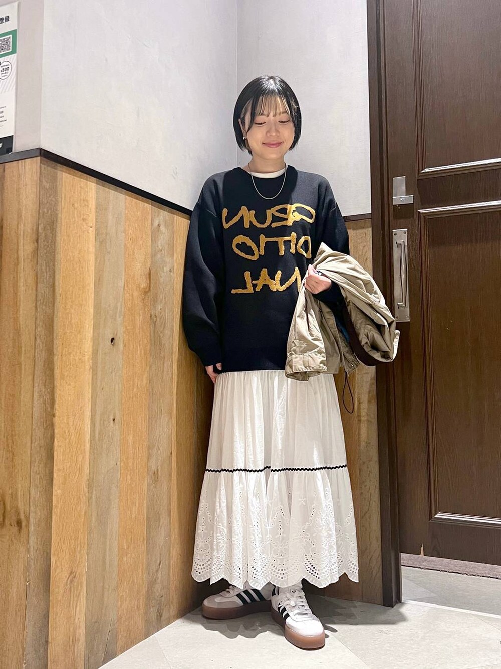 「体型カバー、カジュアル、若見え、ユニセックス、ジャケット、スカート、ママコーデ、楽ちんコーデ、ウォッシャブル」｜「RAGEBLUEの2WAYスタンドカラーハンティングジャケット（ミリタリージャケット、ベージュ系）」を使った、ミンチャンさん（レディース・155cm）の秋コーディネートの4枚目の写真
