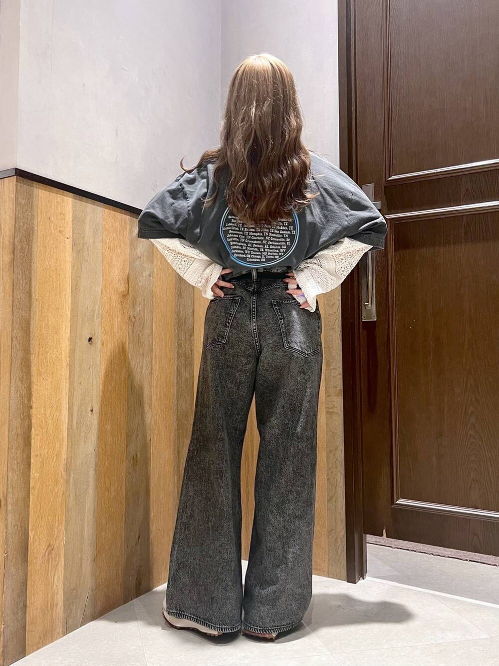 その他のTシャツ/カットソー、グレー系のデニムパンツ、ホワイト系のスニーカーを着用したレディースの夏コーディネートの4枚目の写真