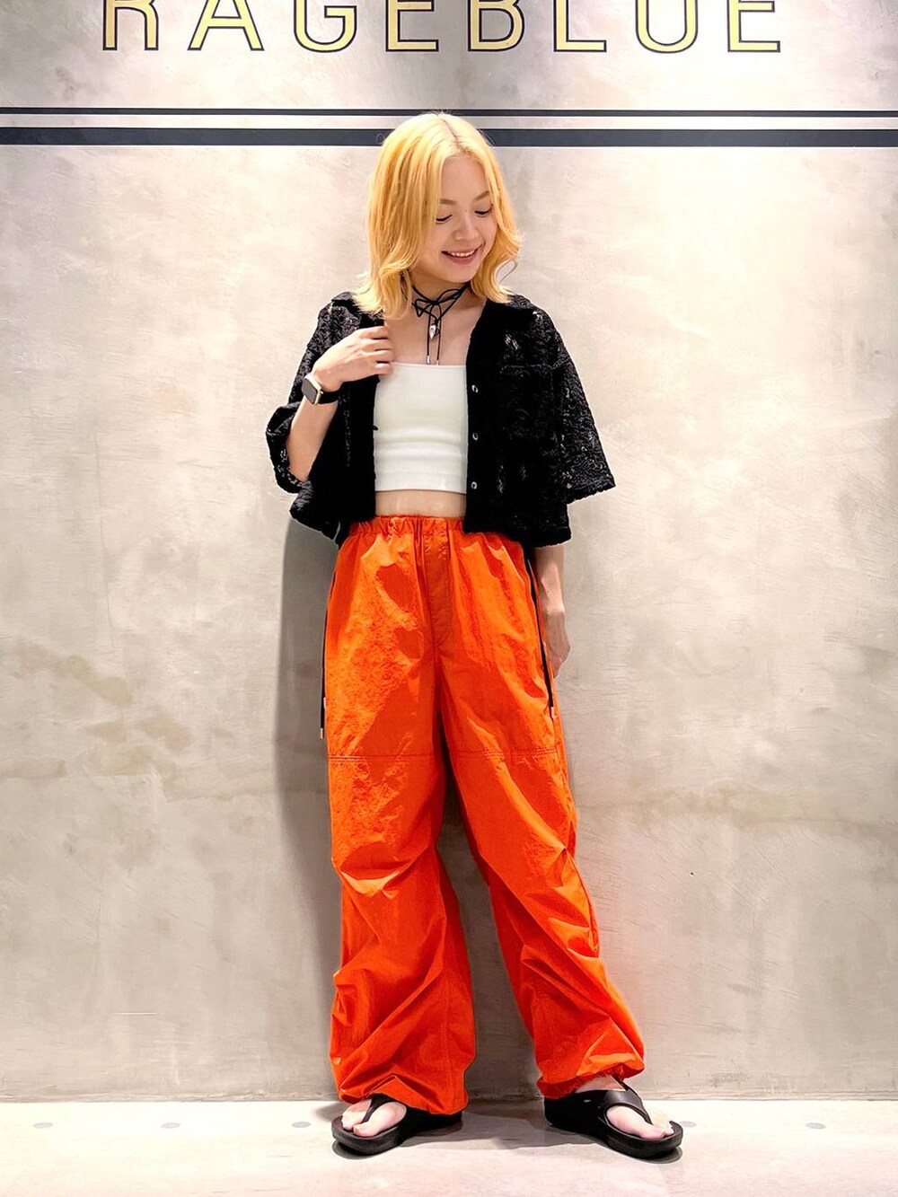 ブラック系のシャツ/ブラウス、ホワイト系のキャミソール、オレンジ系のカーゴパンツを着用したレディースの夏コーディネートの2枚目の写真