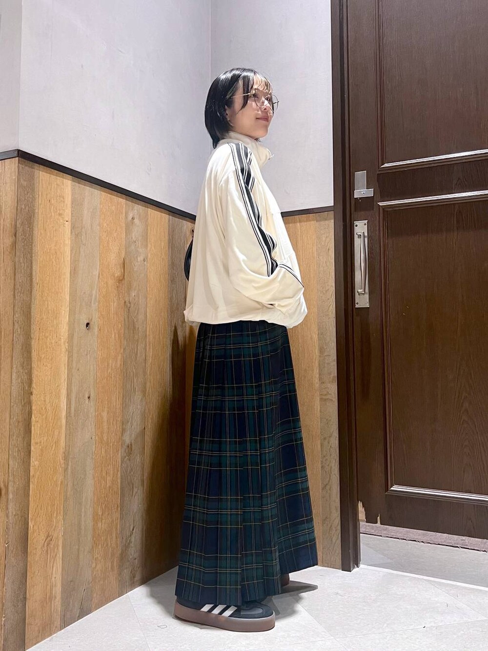 「体型カバー、カジュアル、若見え、ゆったり、ユニセックス、スポーツミックス、スカート、秋コーデ、ママコーデ、楽ちんコーデ」｜「RAGEBLUEのサイドライン/ベロアトラックジャケット（ブルゾン、ホワイト系）」を使った、ミンチャンさん（レディース・155cm）の秋コーディネートの2枚目の写真