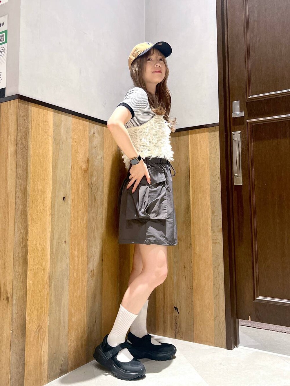 ブラック系のスニーカー、ホワイト系のTシャツ/カットソー、ホワイト系のキャミソールを着用したレディースの夏コーディネートの3枚目の写真