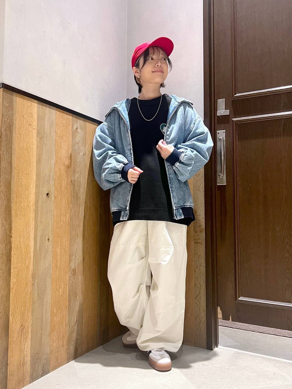 ブルー系のブルゾン、ホワイト系のカーゴパンツ、ホワイト系のTシャツ/カットソーを着用したレディースの秋コーディネートの4枚目の写真