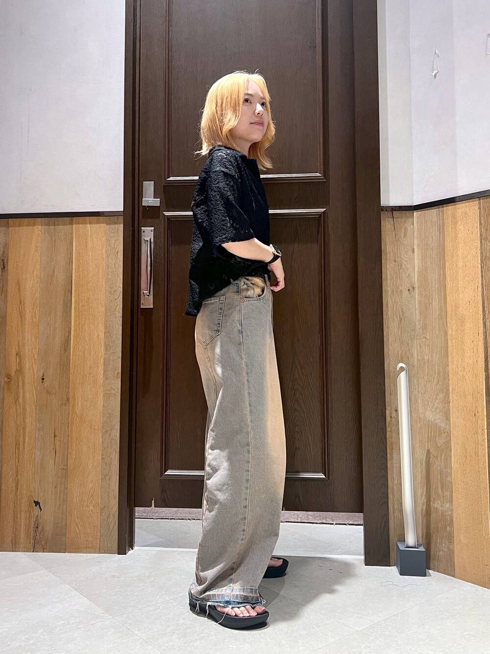 ブラック系のシャツ/ブラウス、ブラック系のデニムパンツ、ホワイト系のキャミソールを着用したレディースの夏コーディネートの2枚目の写真