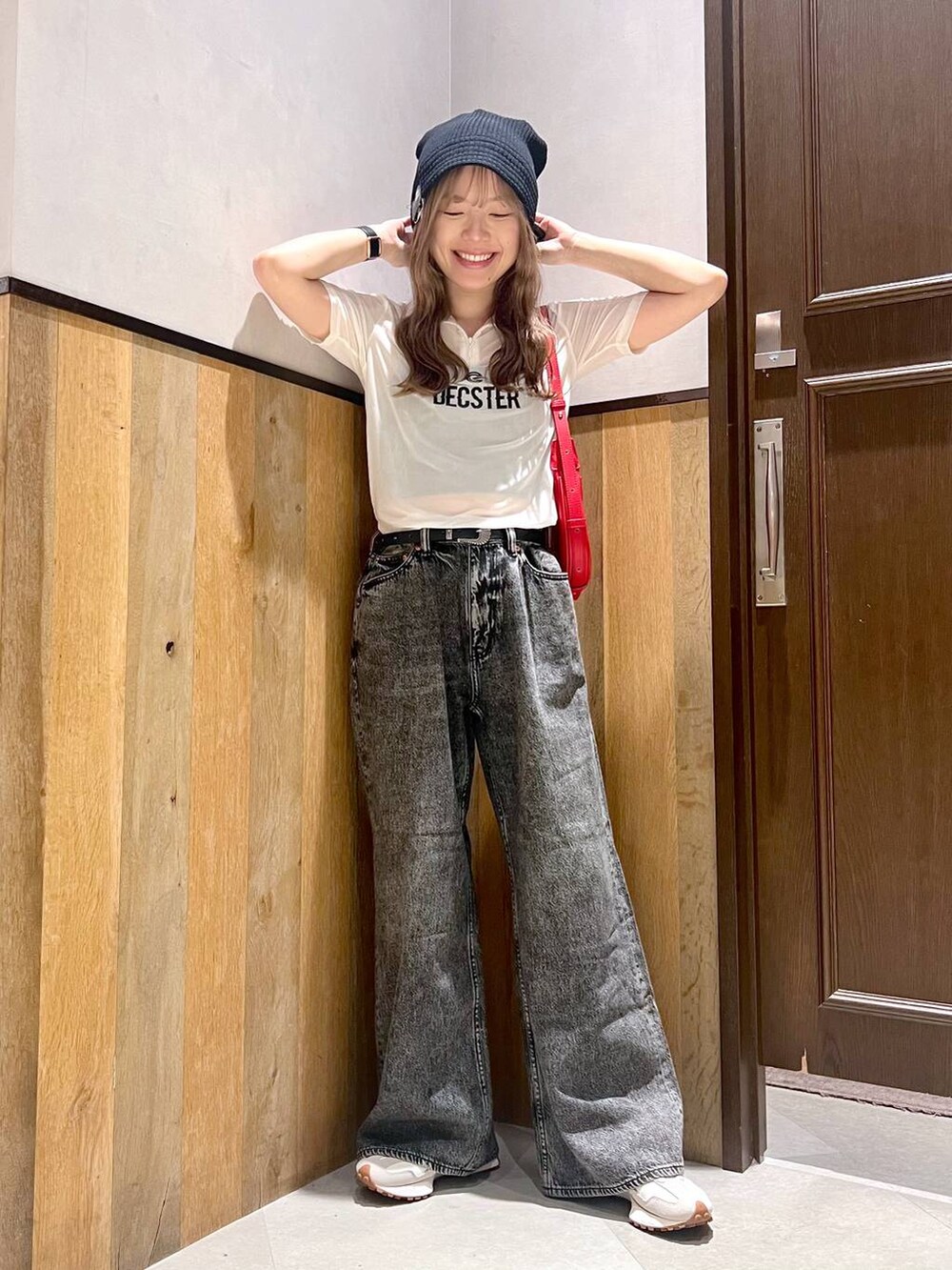 ホワイト系のTシャツ/カットソー、ブラック系のキャミソール、グレー系のデニムパンツを着用したレディースの夏コーディネートの5枚目の写真