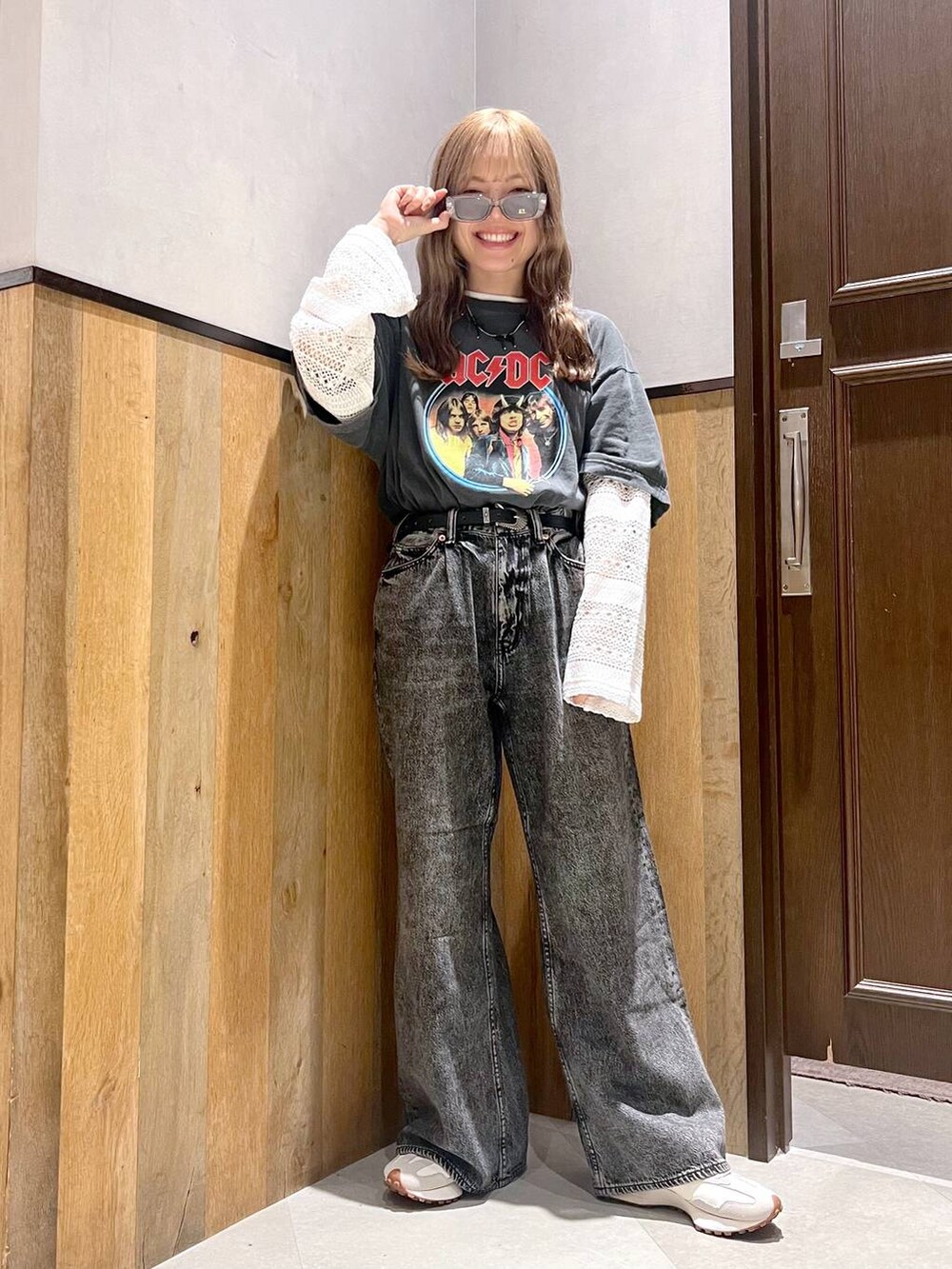 その他のTシャツ/カットソー、グレー系のデニムパンツ、ホワイト系のスニーカーを着用したレディースの夏コーディネートの5枚目の写真