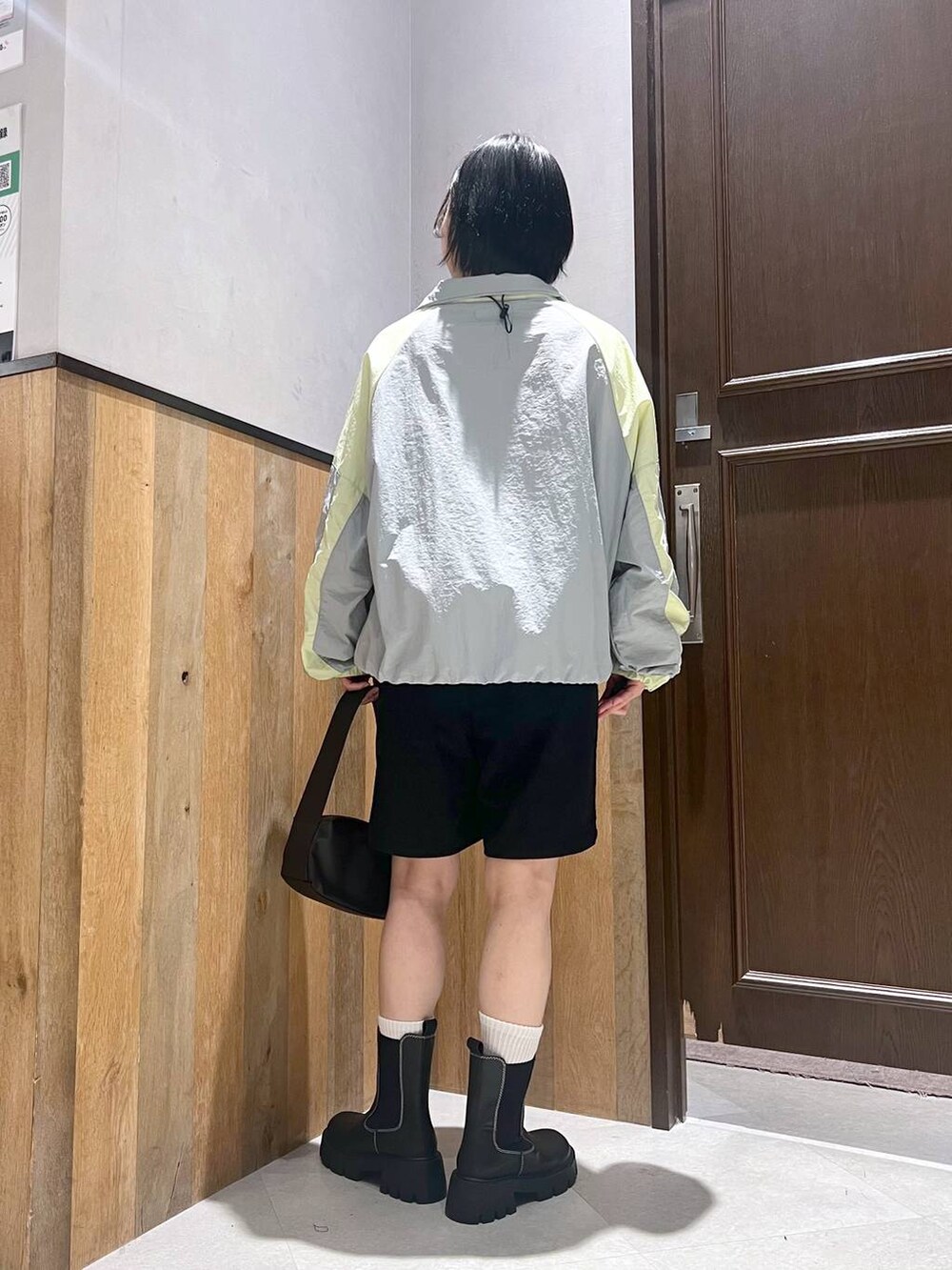 ブラック系のブーツ、グレー系のスウェット、ホワイト系のスウェットを着用したレディースの秋コーディネートの3枚目の写真