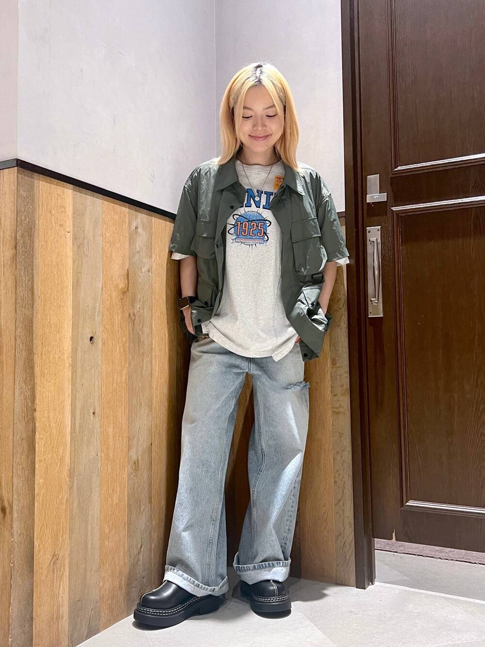 ホワイト系のTシャツ/カットソー、ブラック系のシャツ/ブラウス、ブルー系のデニムパンツを着用したレディースの夏コーディネートの4枚目の写真