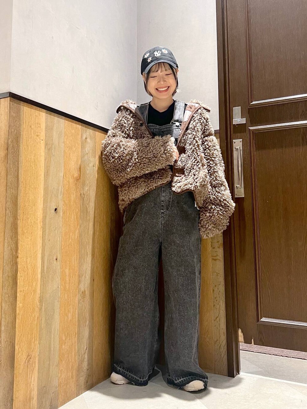 ブラック系のサロペット/オーバーオール、ブラック系のシャツ/ブラウス、グレー系のスニーカーを着用したレディースの秋コーディネートの2枚目の写真