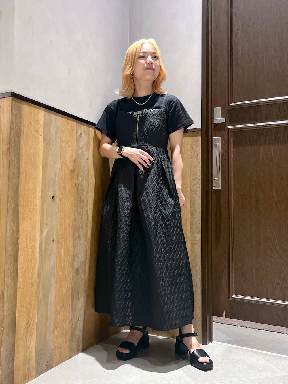 ブラック系のサンダル、ブラック系のワンピース、ブラック系のTシャツ/カットソーを着用したレディースの夏コーディネートの4枚目の写真