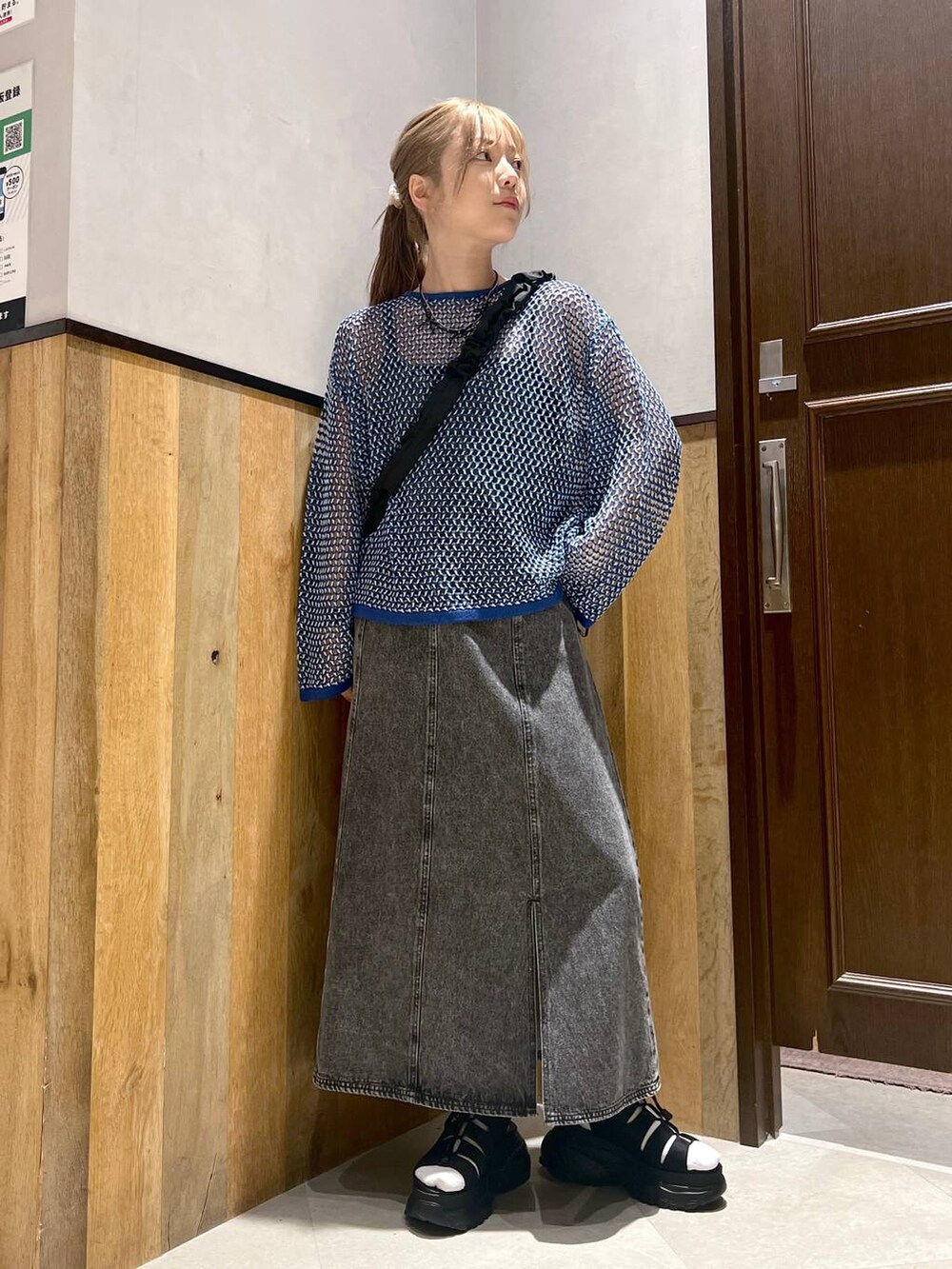 ブラック系のショルダーバッグ、ブラック系のワンピース、ブラック系のサンダルを着用したレディースの夏コーディネートの2枚目の写真