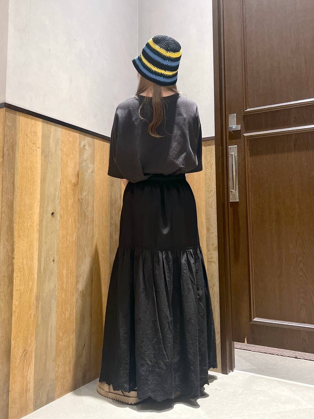 ブラック系のスカート、ブラック系のTシャツ/カットソー、ブラック系のカーディガン/ボレロを着用したレディースの夏コーディネートの4枚目の写真