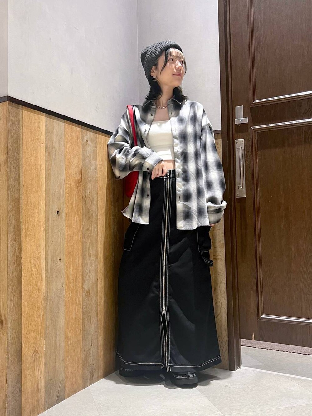 ブラウン系のシャツ/ブラウス、ブラック系のデニムスカート、ホワイト系のキャミソールを着用したレディースの秋コーディネートの2枚目の写真