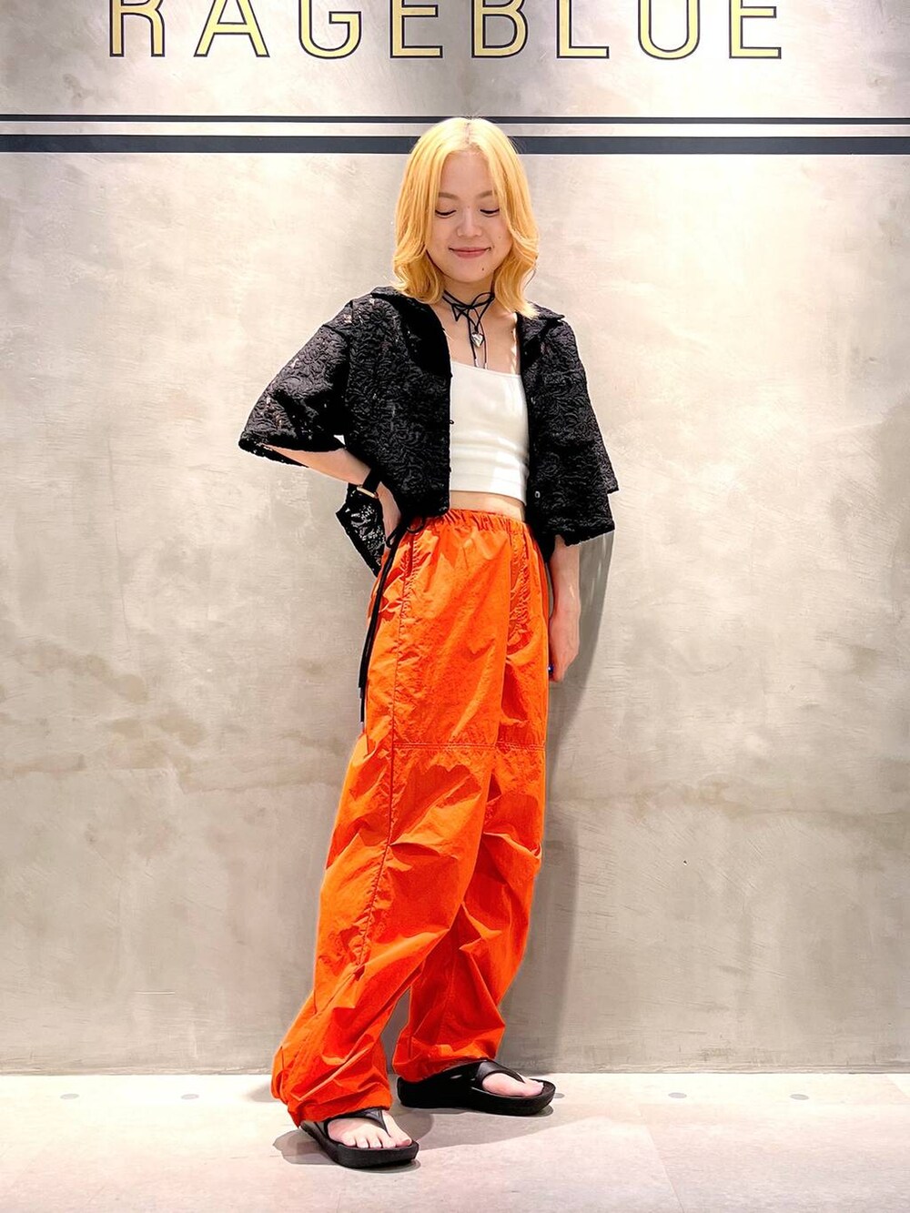 ブラック系のシャツ/ブラウス、ホワイト系のキャミソール、オレンジ系のカーゴパンツを着用したレディースの夏コーディネートの3枚目の写真