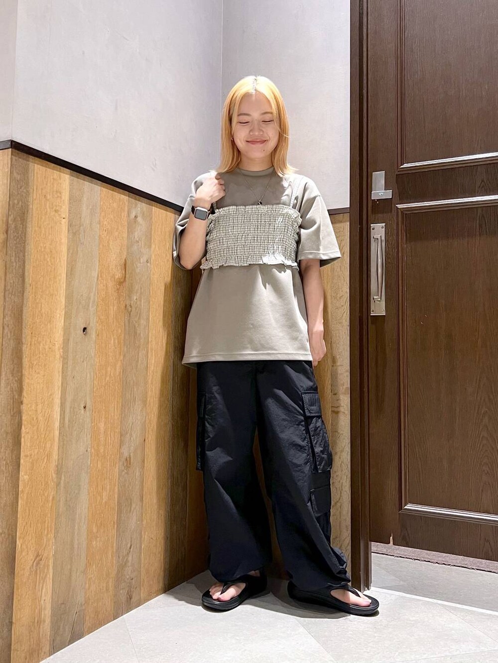 ブラック系のサンダル、ブラック系のカーゴパンツ、ホワイト系のシャツ/ブラウスを着用したレディースの夏コーディネートの4枚目の写真