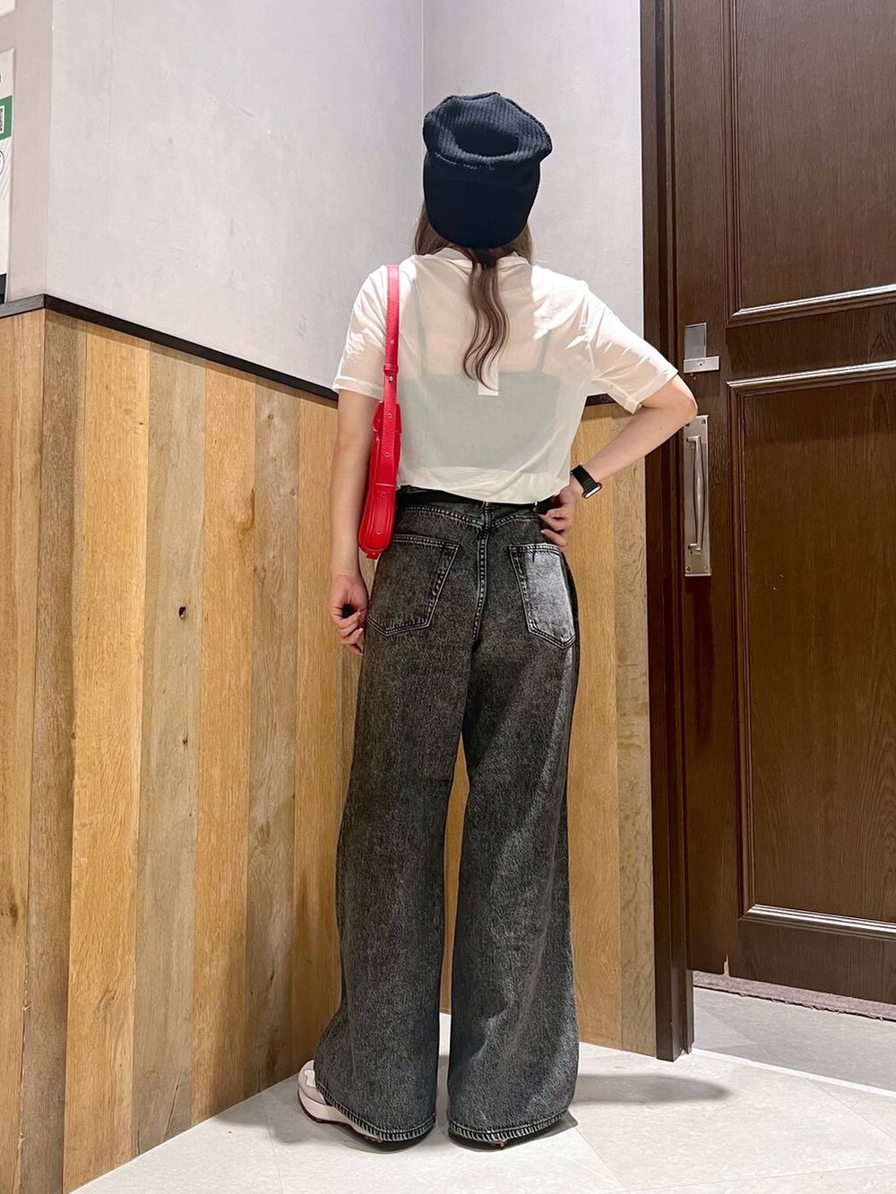 ホワイト系のTシャツ/カットソー、ブラック系のキャミソール、グレー系のデニムパンツを着用したレディースの夏コーディネートの4枚目の写真