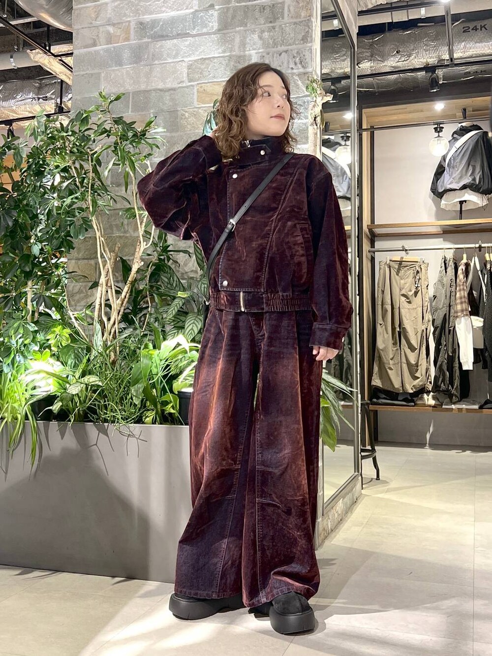 ブラック系のブーツ、レッド系のデニムパンツ、レッド系のデニムジャケットを着用したレディースの秋コーディネートの2枚目の写真
