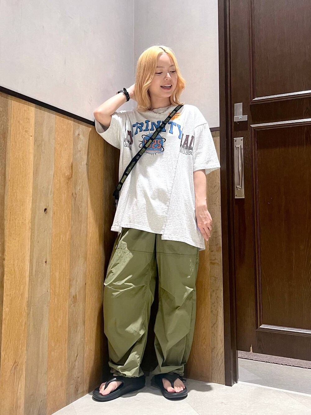 ブラック系のサンダル、グリーン系のカーゴパンツ、ブラック系のショルダーバッグを着用したレディースの夏コーディネートの5枚目の写真