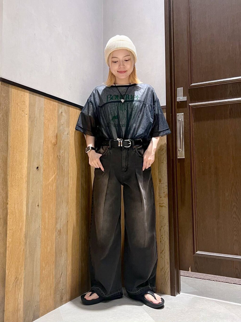 ホワイト系のTシャツ/カットソー、ブルー系のデニムパンツ、ブラック系のTシャツ/カットソーを着用したレディースの夏コーディネートの5枚目の写真