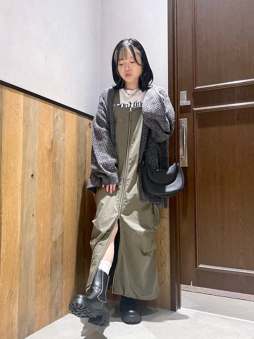 その他のTシャツ/カットソー、ブラック系のショルダーバッグ、グリーン系のジャンパースカートを着用したレディースの秋コーディネートの2枚目の写真