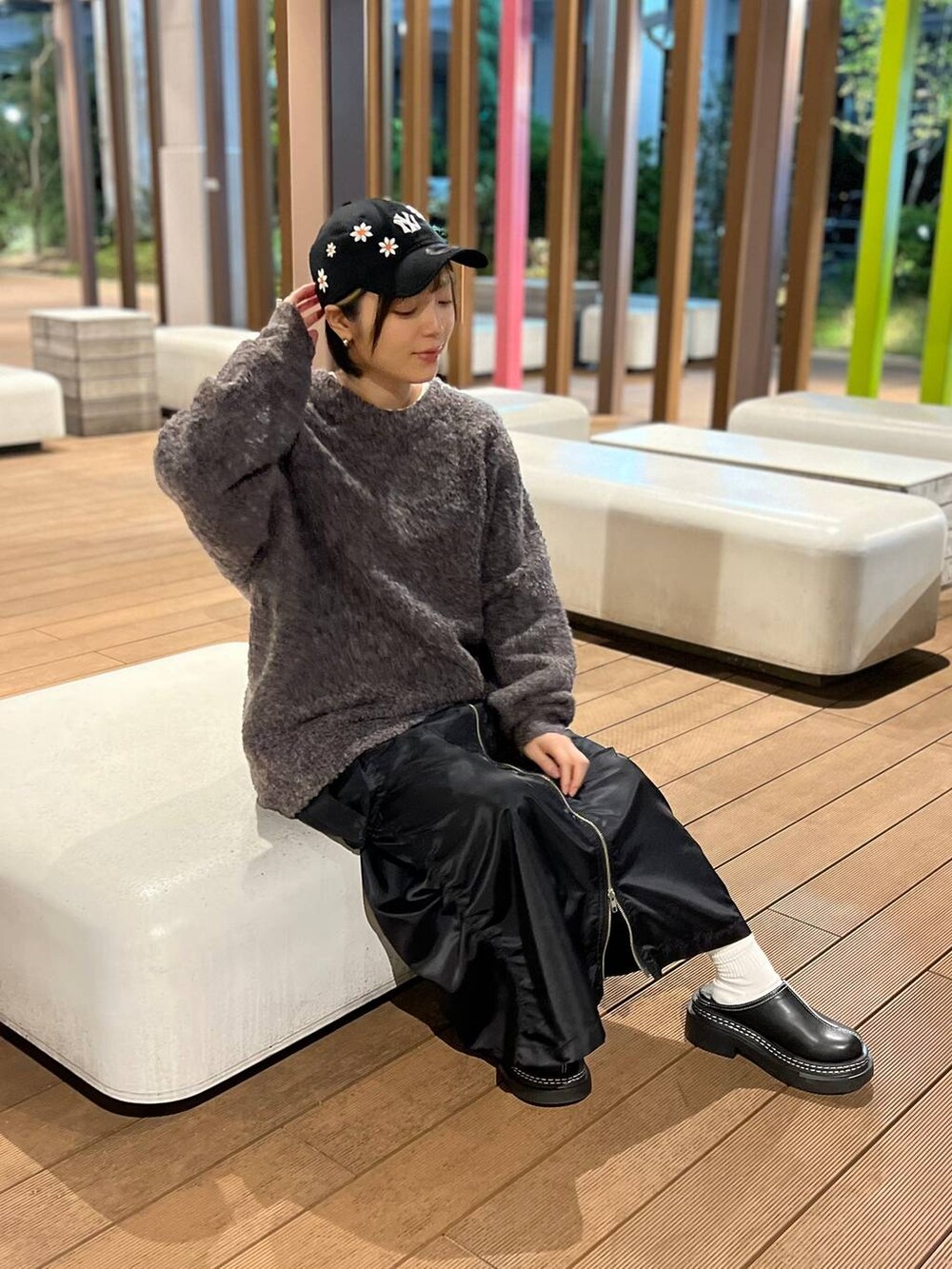 ブラック系のスカート、ブラック系のローファー、ブラウン系のニット/セーターを着用したレディースの秋コーディネートの3枚目の写真