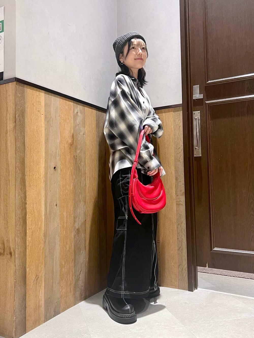 ブラウン系のシャツ/ブラウス、ブラック系のデニムスカート、ホワイト系のキャミソールを着用したレディースの秋コーディネートの3枚目の写真