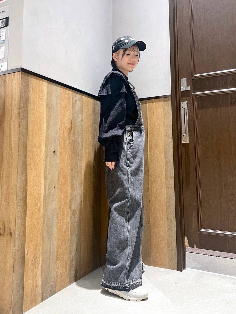 ブラック系のサロペット/オーバーオール、ブラック系のシャツ/ブラウス、グレー系のスニーカーを着用したレディースの秋コーディネートの7枚目の写真