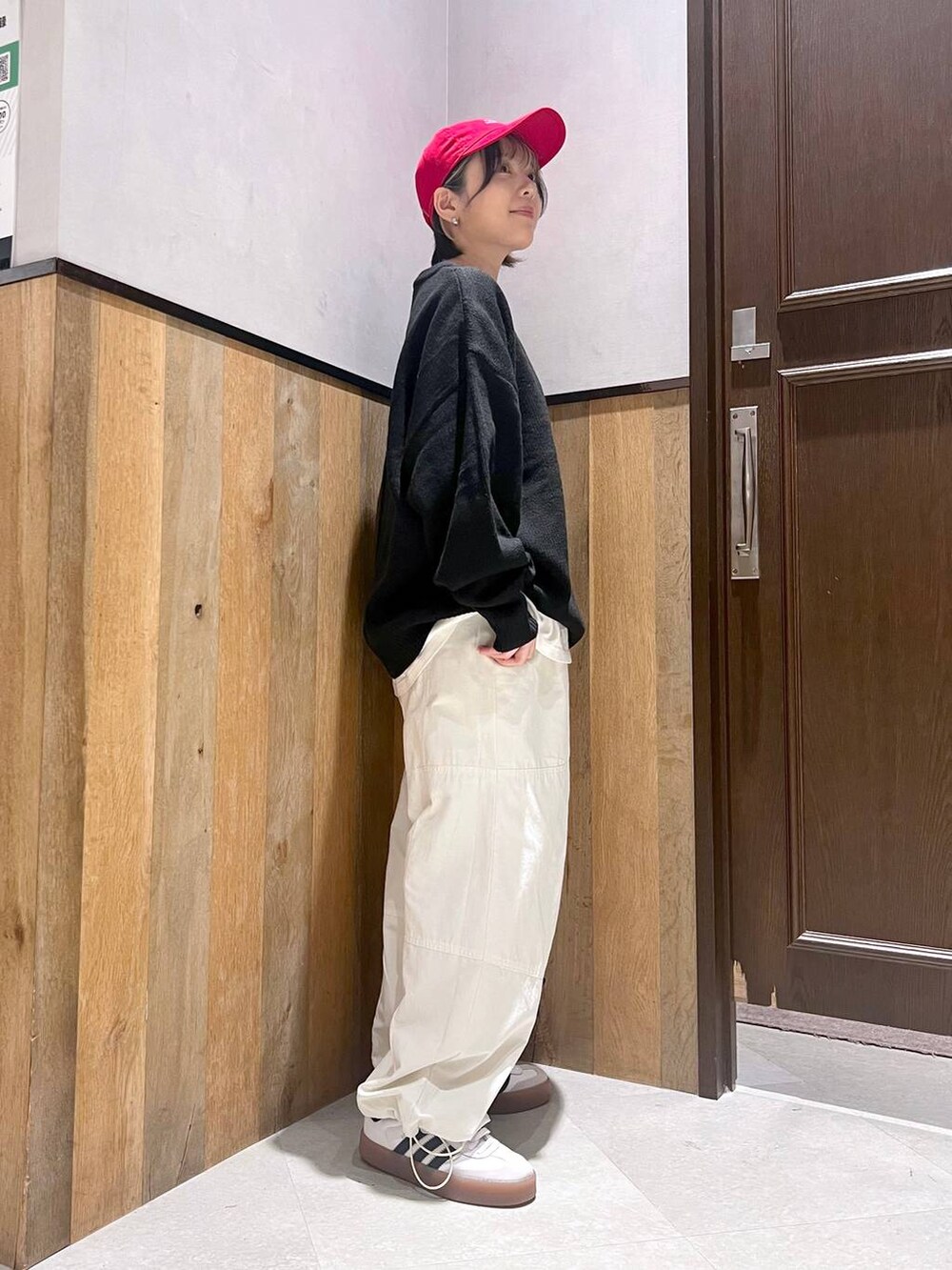 ブルー系のブルゾン、ホワイト系のカーゴパンツ、ホワイト系のTシャツ/カットソーを着用したレディースの秋コーディネートの2枚目の写真