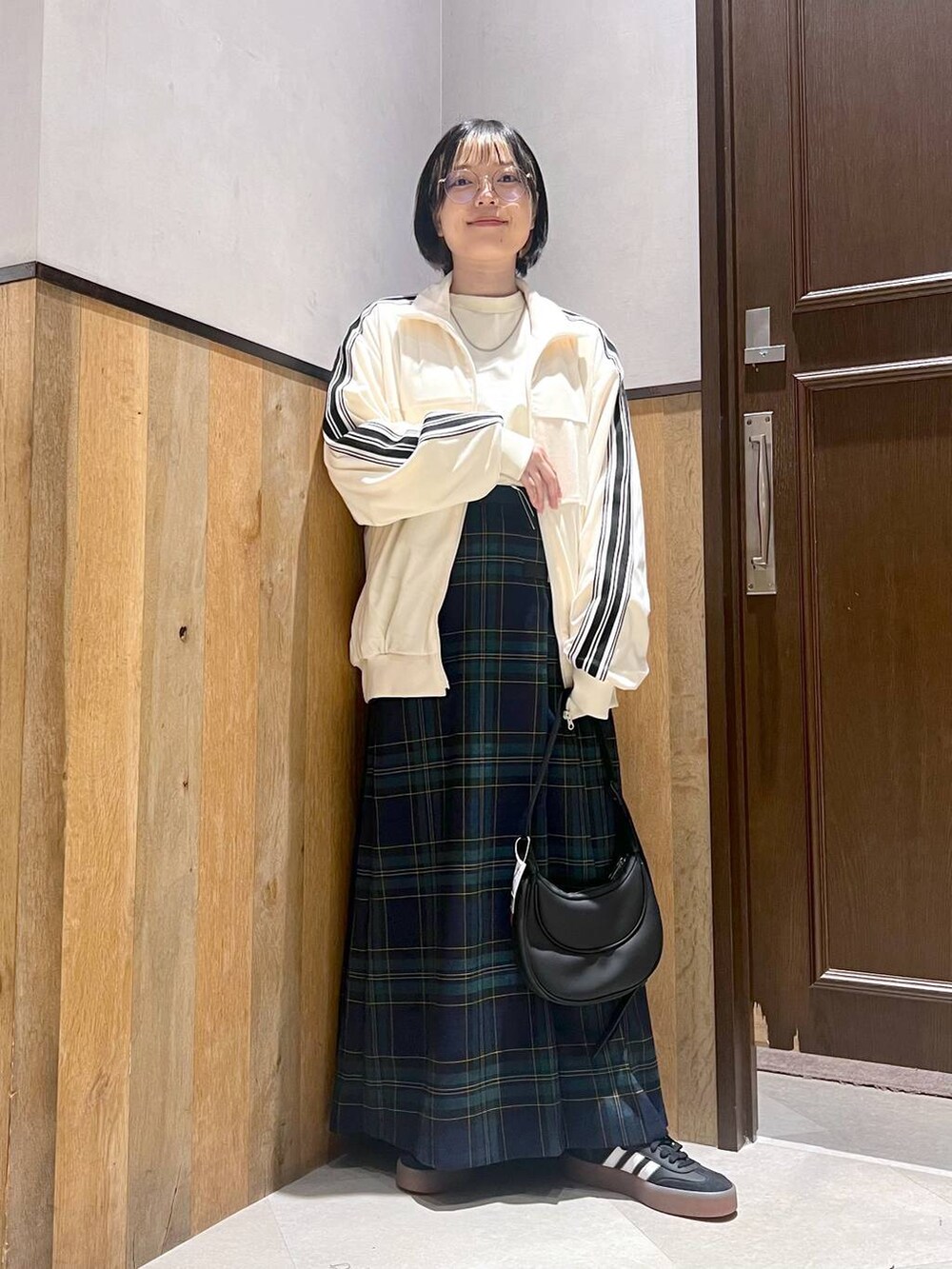 「体型カバー、カジュアル、若見え、ゆったり、ユニセックス、スポーツミックス、スカート、秋コーデ、ママコーデ、楽ちんコーデ」｜「RAGEBLUEのサイドライン/ベロアトラックジャケット（ブルゾン、ホワイト系）」を使った、ミンチャンさん（レディース・155cm）の秋コーディネートの4枚目の写真