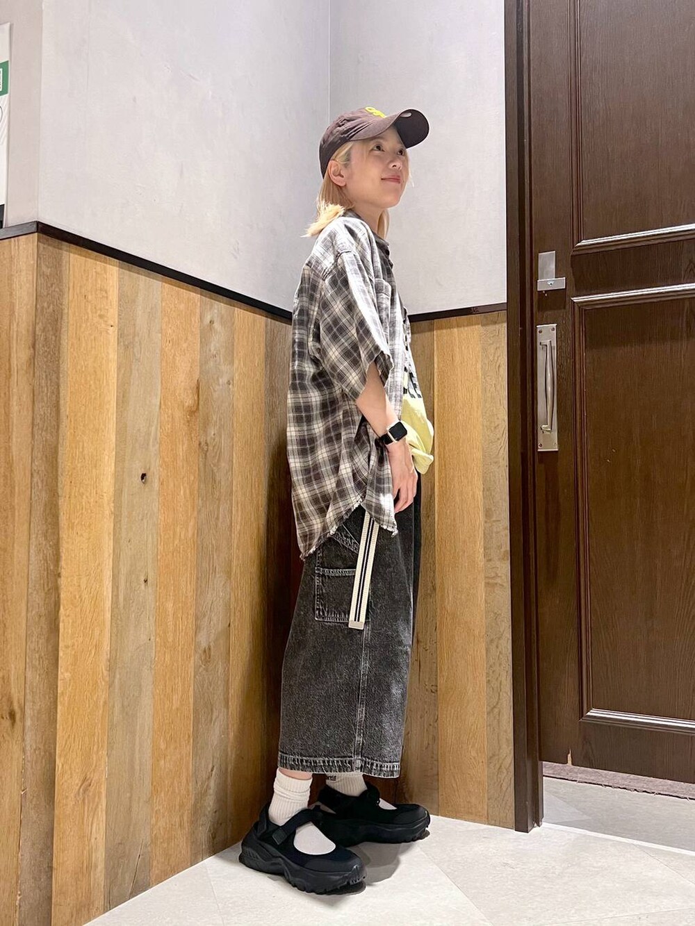 ブラック系のスニーカー、グレー系のデニムパンツ、グレー系のシャツ/ブラウスを着用したレディースの夏コーディネートの5枚目の写真