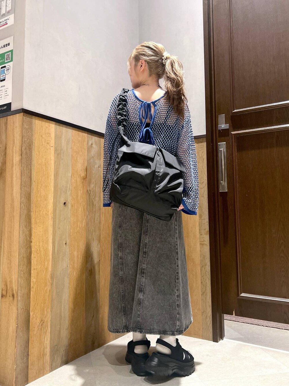 ブラック系のショルダーバッグ、ブラック系のワンピース、ブラック系のサンダルを着用したレディースの夏コーディネートの4枚目の写真