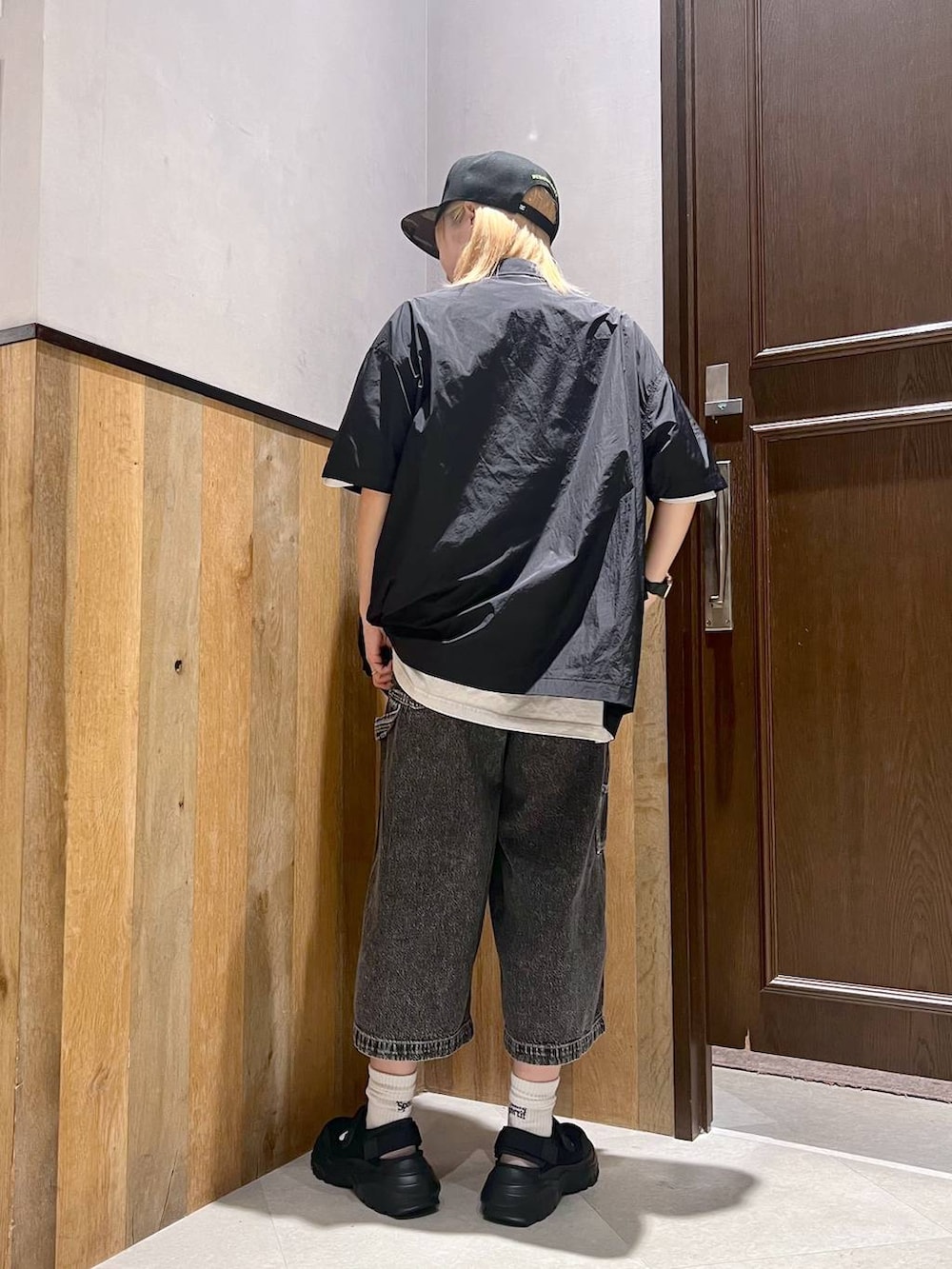 ブラック系のスニーカー、グレー系のデニムパンツ、ブラック系のシャツ/ブラウスを着用したレディースの夏コーディネートの4枚目の写真