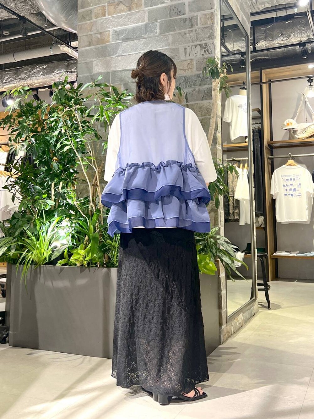 ホワイト系のTシャツ/カットソー、ブルー系のベスト、ブラック系のサンダルを着用したレディースの夏コーディネートの5枚目の写真