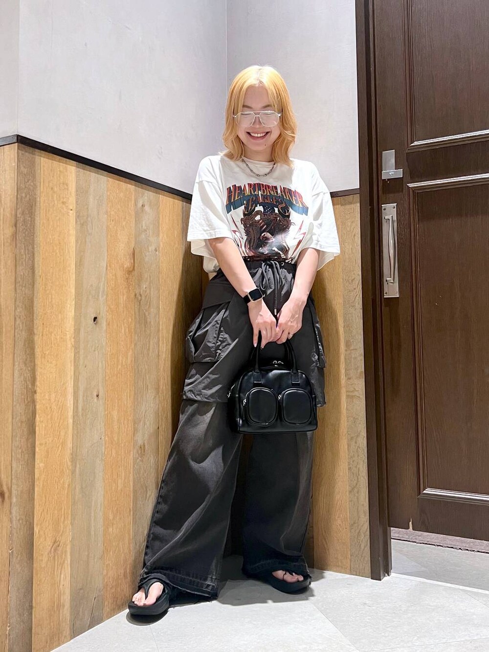 グレー系のスカート、その他のTシャツ/カットソー、シルバー系のネックレスを着用したレディースの夏コーディネートの6枚目の写真