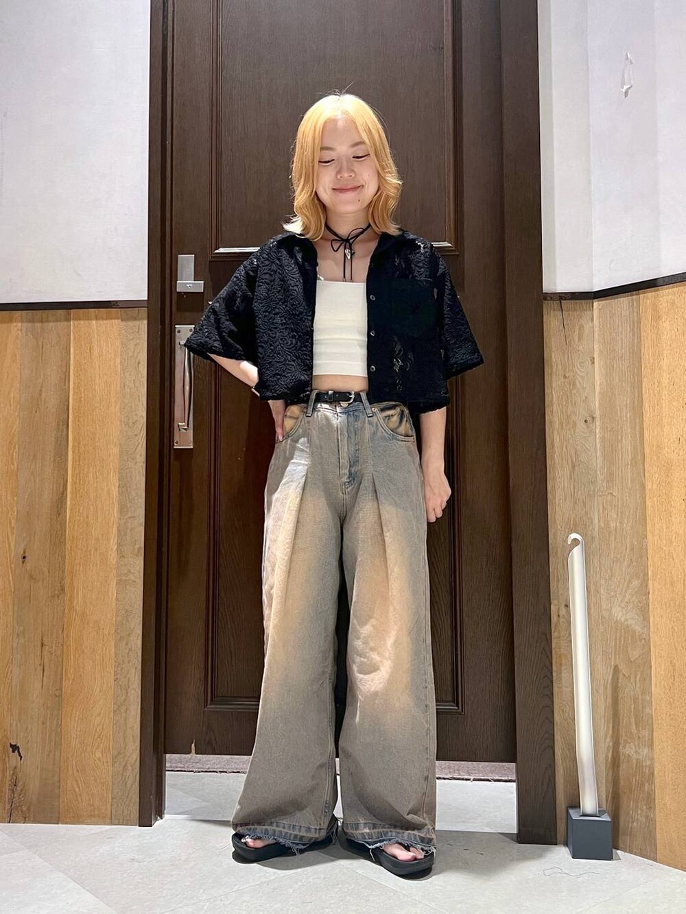 ブラック系のシャツ/ブラウス、ブラック系のデニムパンツ、ホワイト系のキャミソールを着用したレディースの夏コーディネートの4枚目の写真