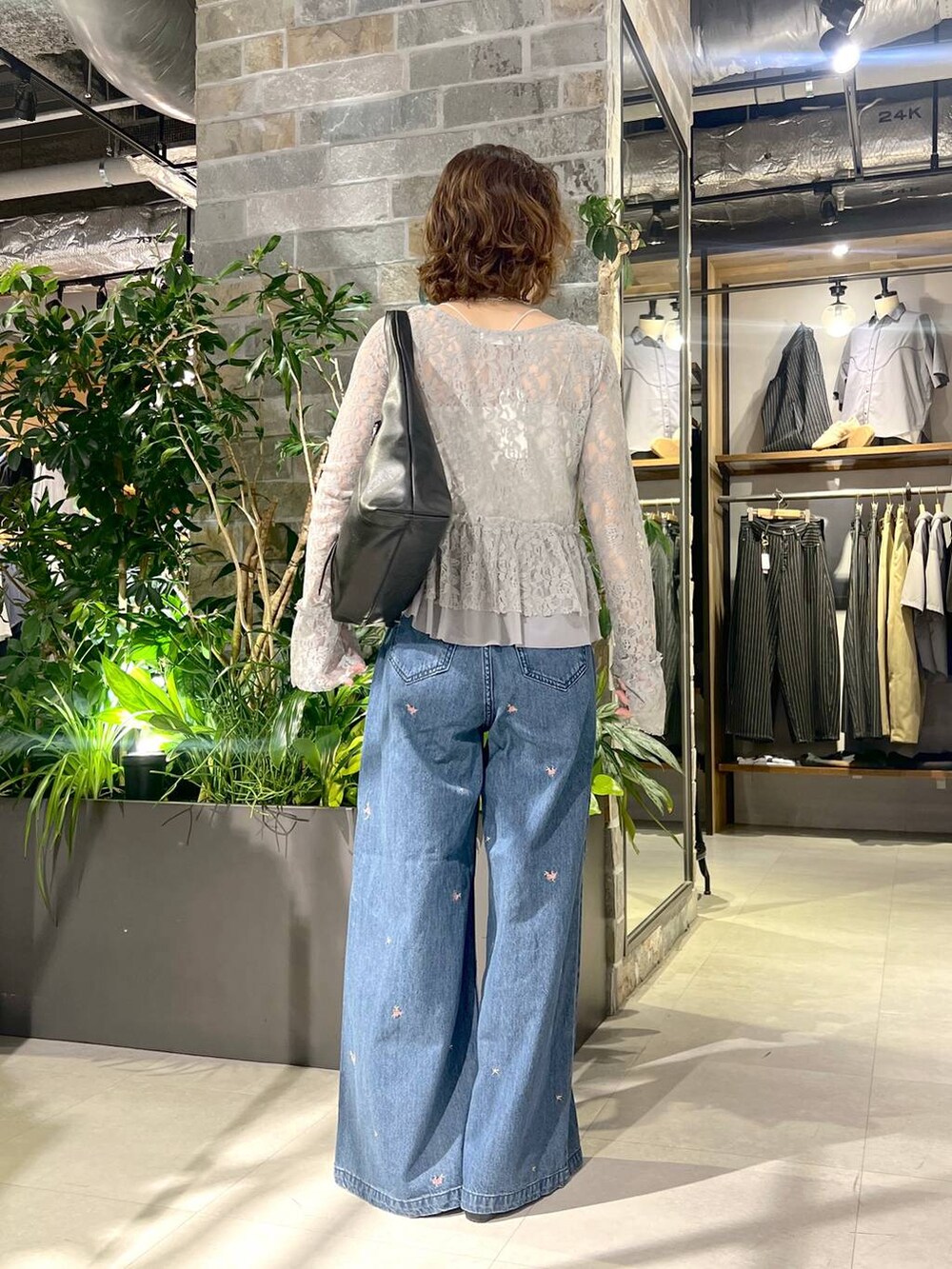 グレー系のTシャツ/カットソー、ブルー系のデニムパンツ、ブラック系のトートバッグを着用したレディースの夏コーディネートの4枚目の写真