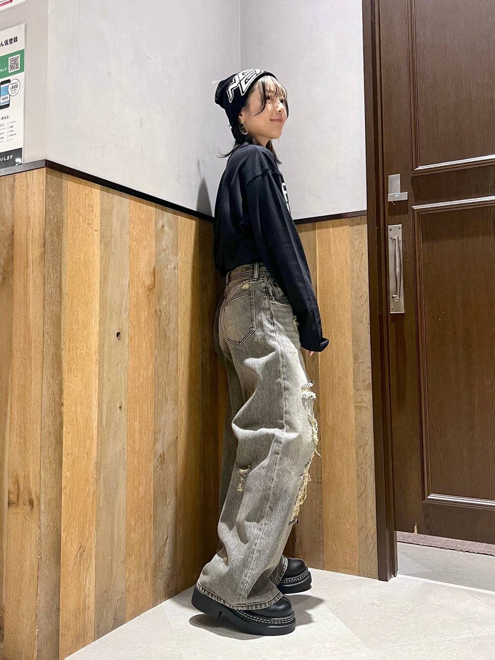 ブラック系のデニムパンツ、ブラック系のTシャツ/カットソー、グリーン系のパーカーを着用したレディースの秋コーディネートの6枚目の写真