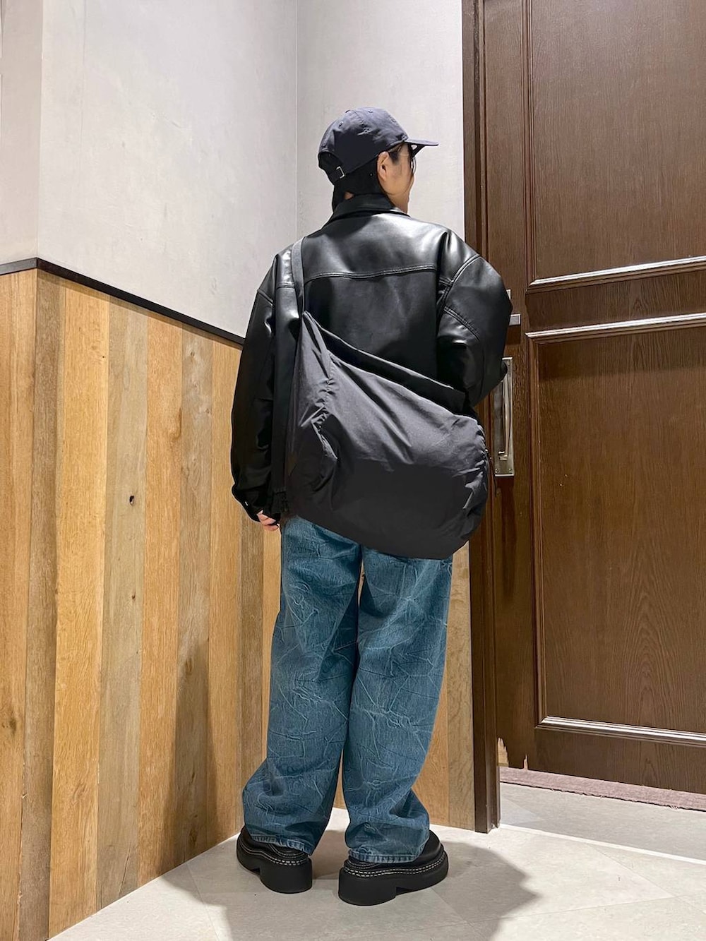 ブラック系のショルダーバッグ、ブラック系のブルゾン、ブラック系のローファーを着用したレディースの秋コーディネートの6枚目の写真