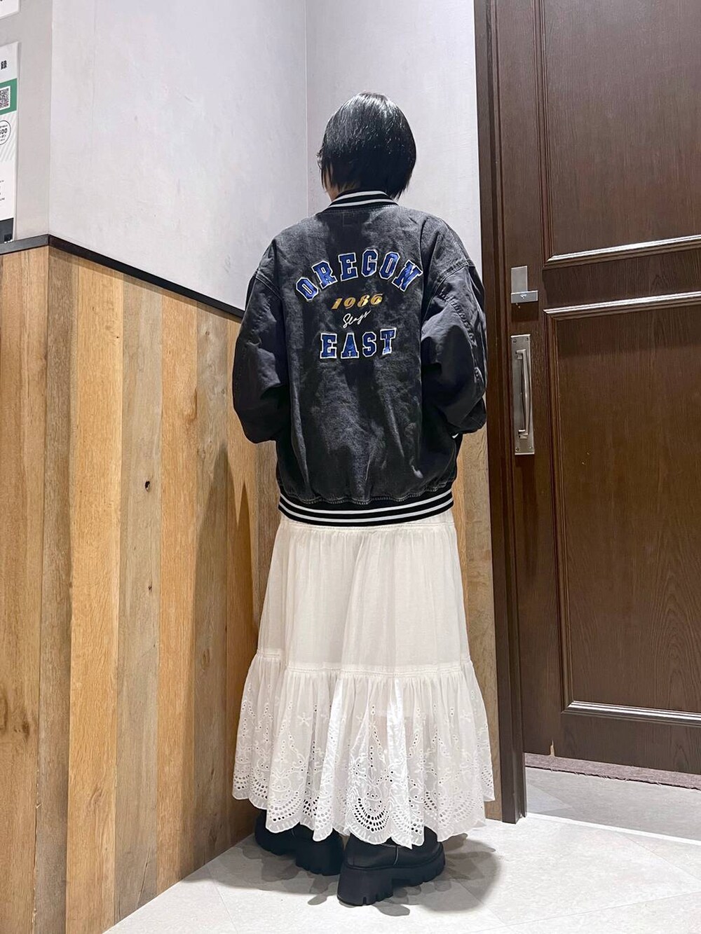 ブラック系のブーツ、ホワイト系のスカート、ブルー系のTシャツ/カットソーを着用したレディースの秋コーディネートの5枚目の写真